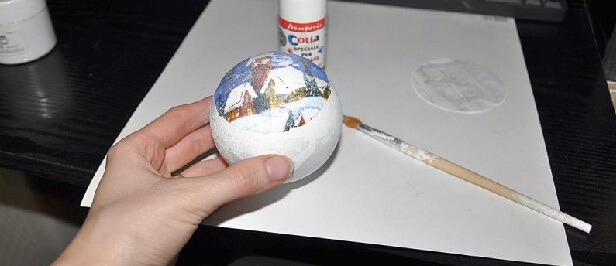 Bombka decoupage prawie gotowa