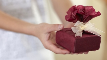 Prezent trzymany w ręce